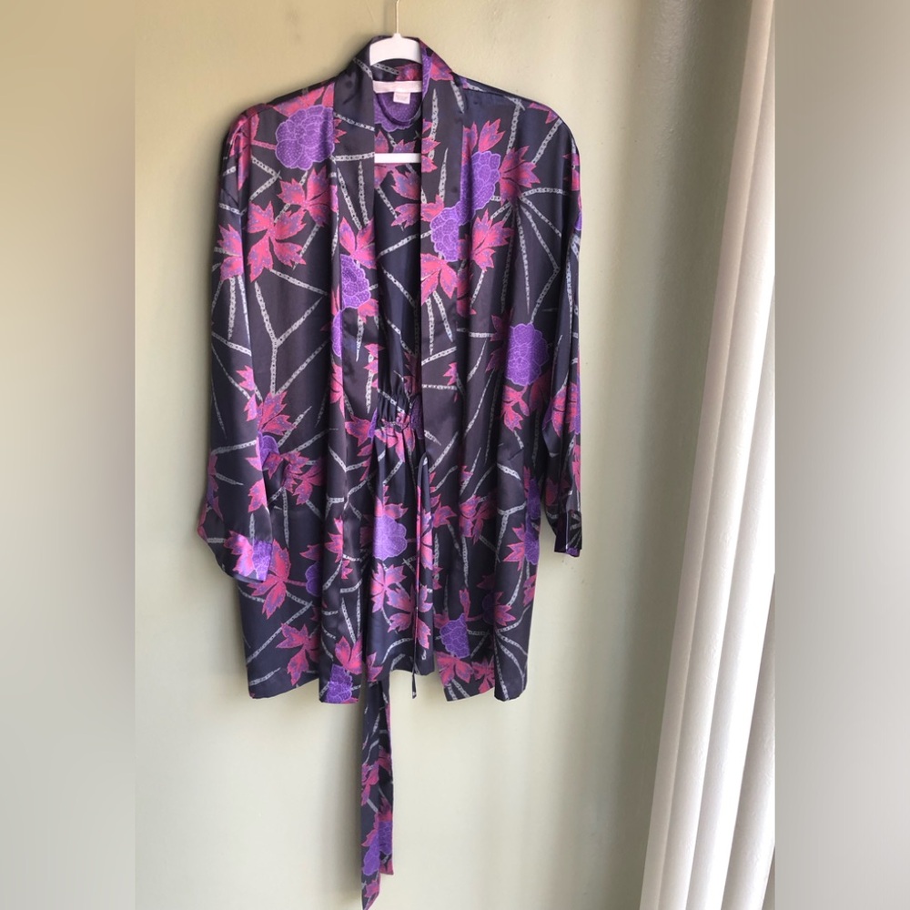 Victoria Secrets Satin Robe Size: One Size